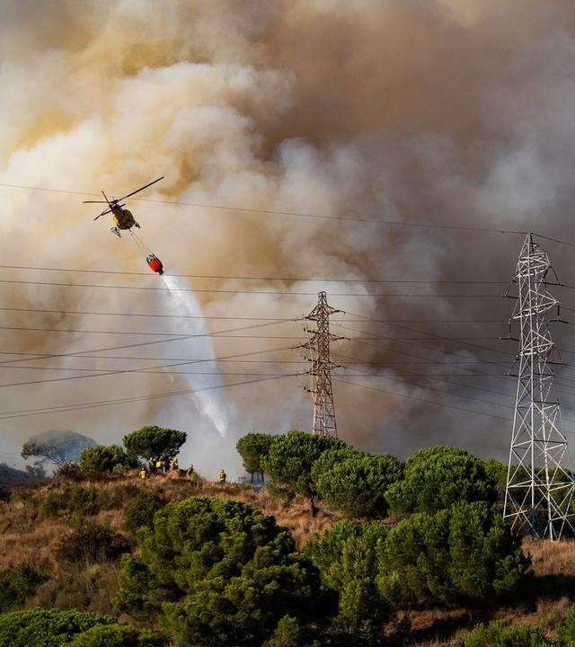 Feuerwehrleute bekämpfen einen Waldbrand in der Nähe von Barcelona.