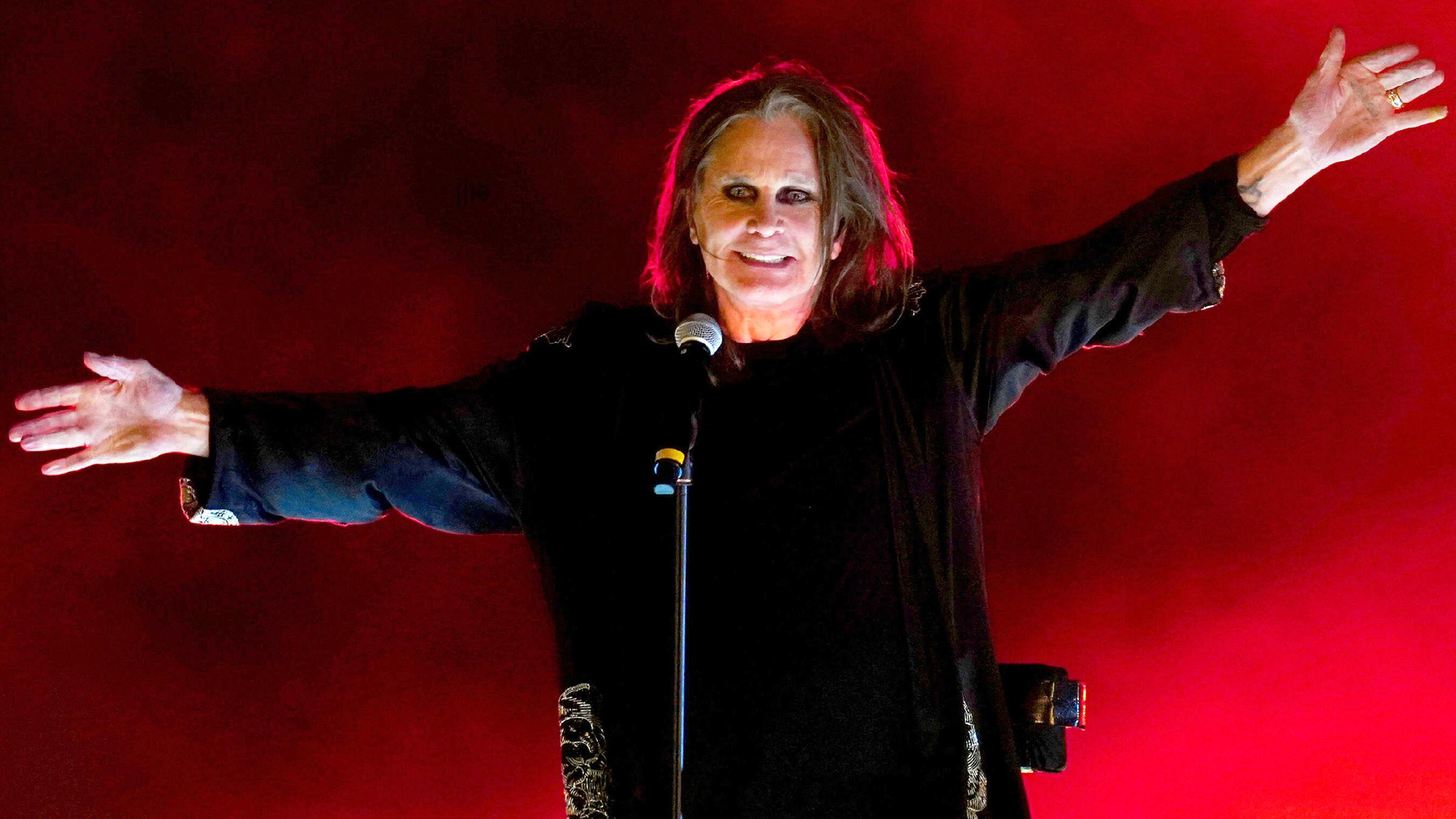 Sänger Ozzy Osburne auf einer Bühne