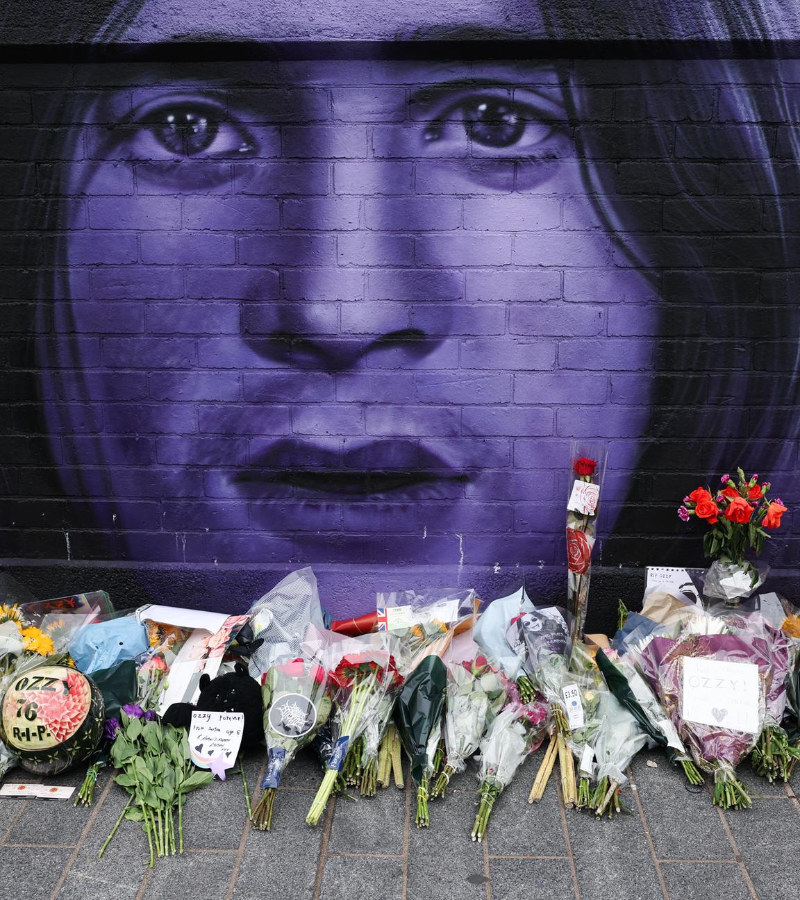 Gedenken und Blumen für Sänger Ozzy Osbourne wurden am 23. Juli 2025 an der Black Sabbath Wall in Birmingham, Großbritannien, hinterlassen. 
