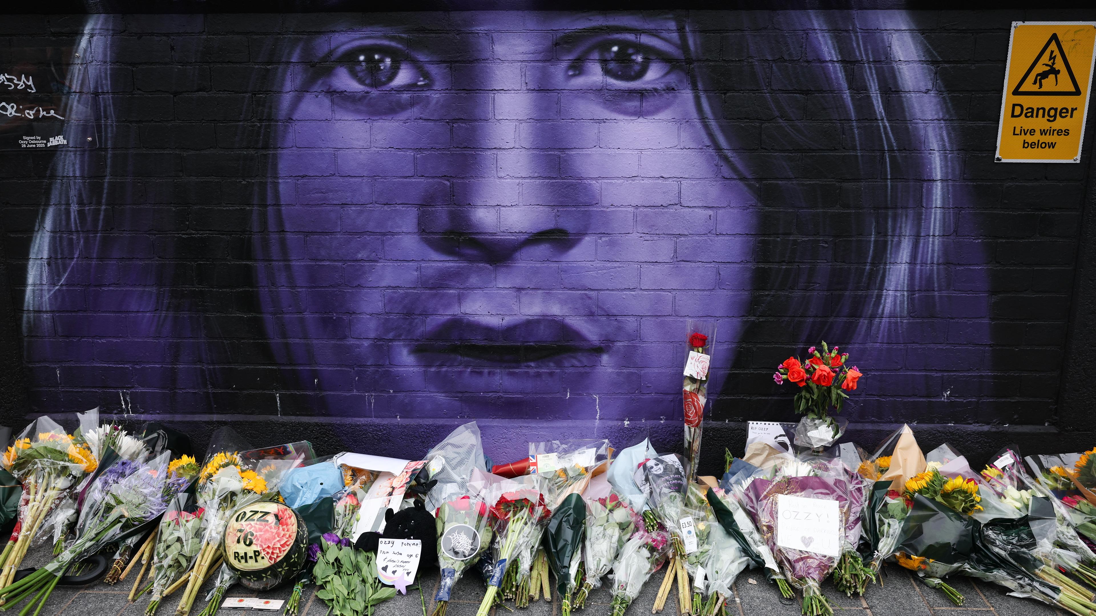Gedenken und Blumen für Sänger Ozzy Osbourne wurden am 23. Juli 2025 an der Black Sabbath Wall in Birmingham, Großbritannien, hinterlassen. 