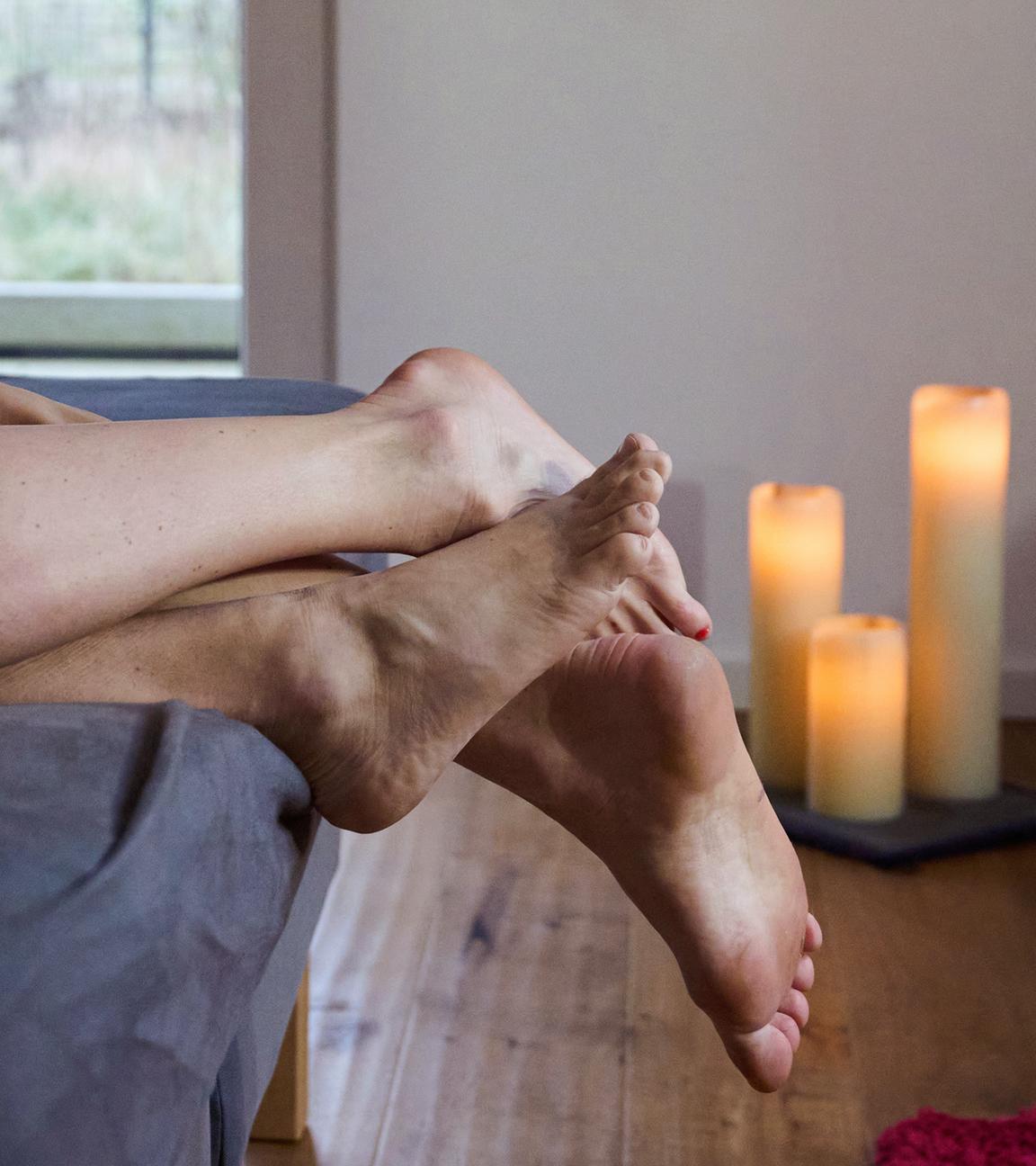 Eine Frau und ein Mann liegen eng umschlungen in einem Bett.