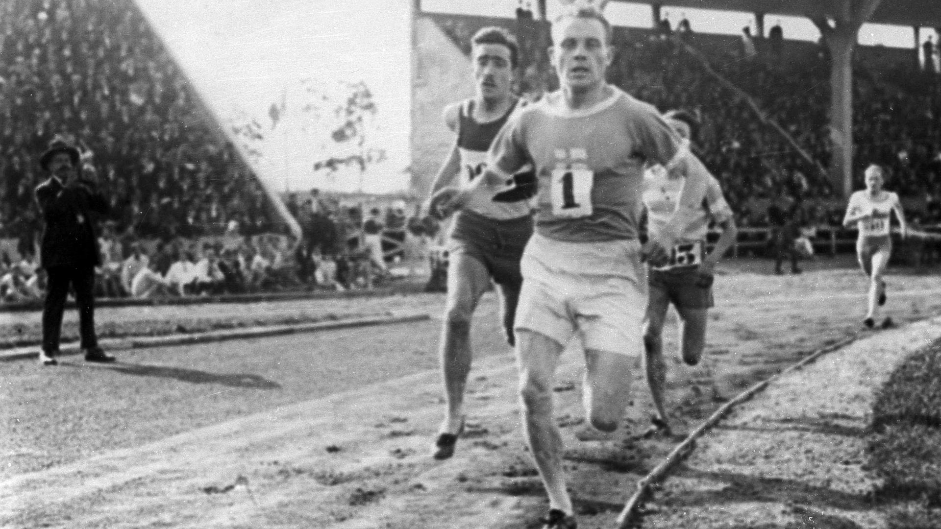 Juli 1924: Paavo Nurmi liegt bei den Olympischen Spielen in Paris in Führung
