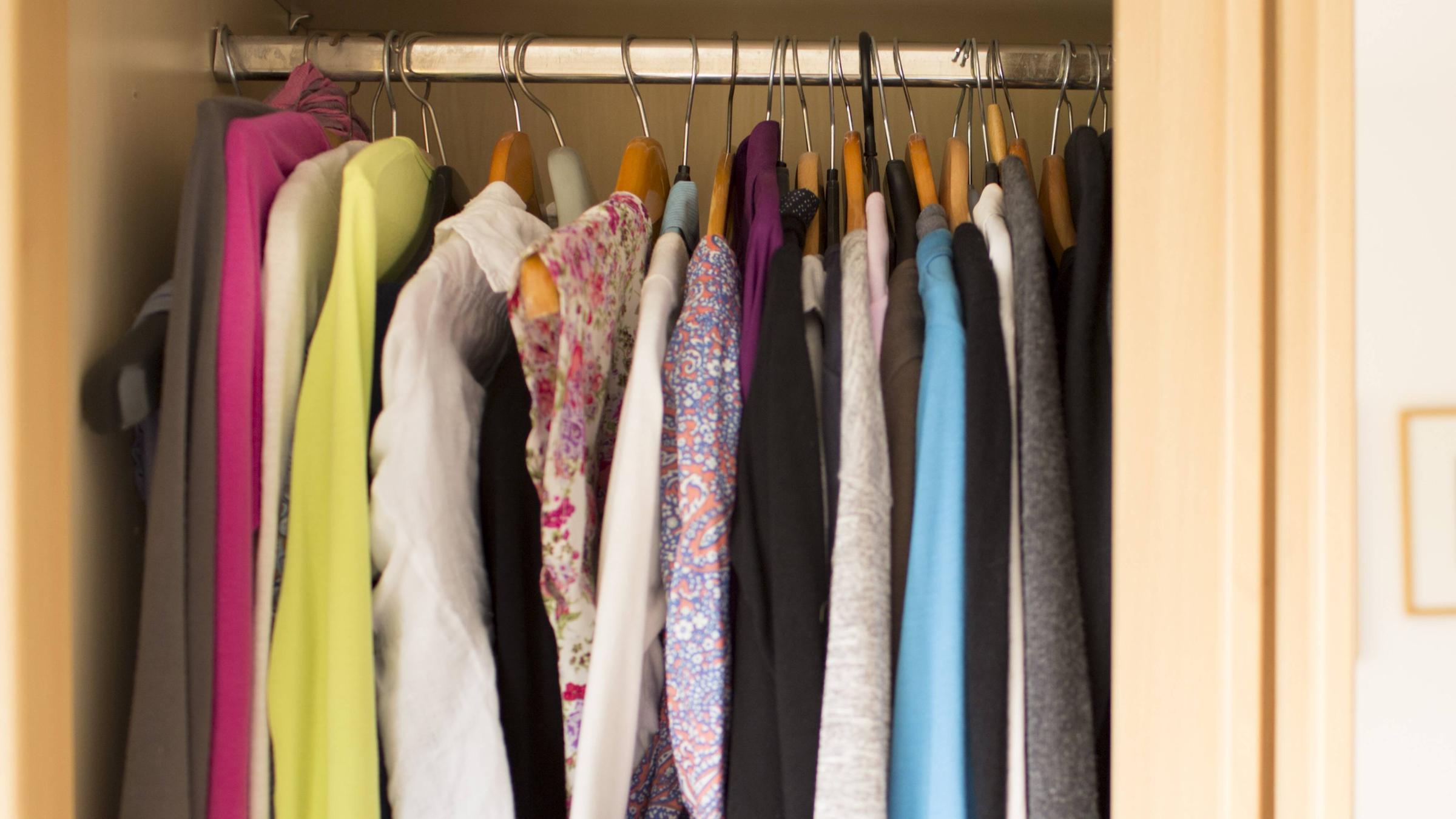 Ein Kleiderschrank mit Klamotten