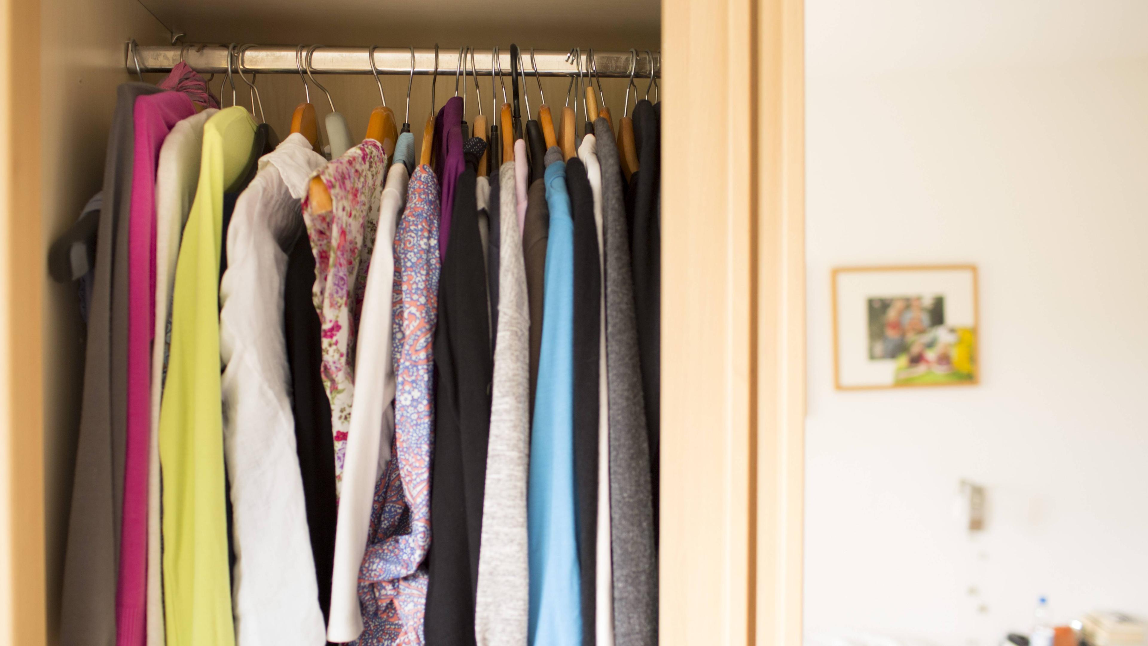 Ein Kleiderschrank mit Klamotten