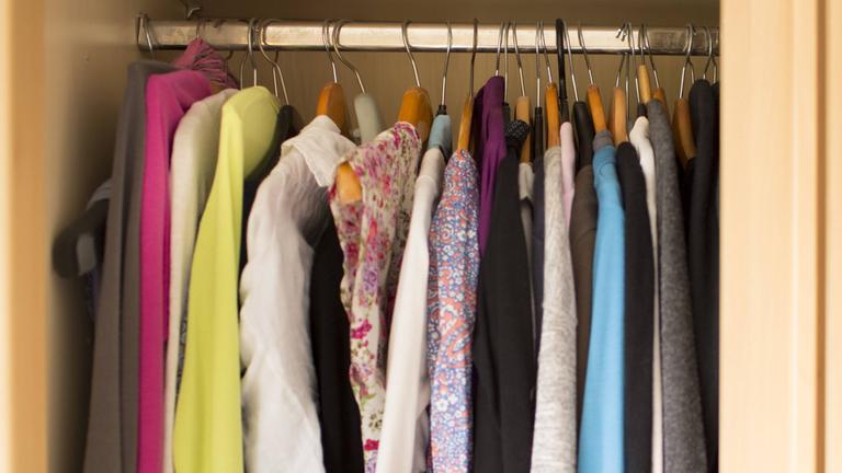 Ein Kleiderschrank mit Klamotten