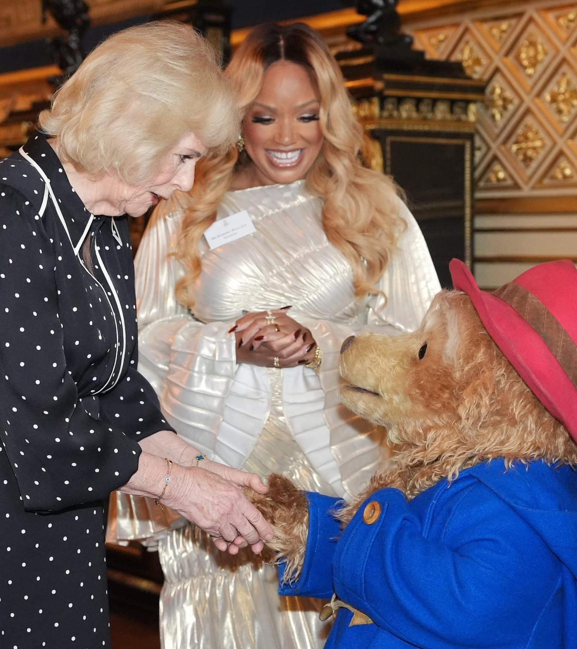 Königin Camilla trifft Paddington Bär