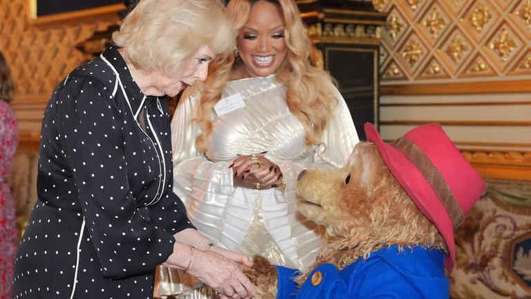 Königin Camilla trifft Paddington Bär