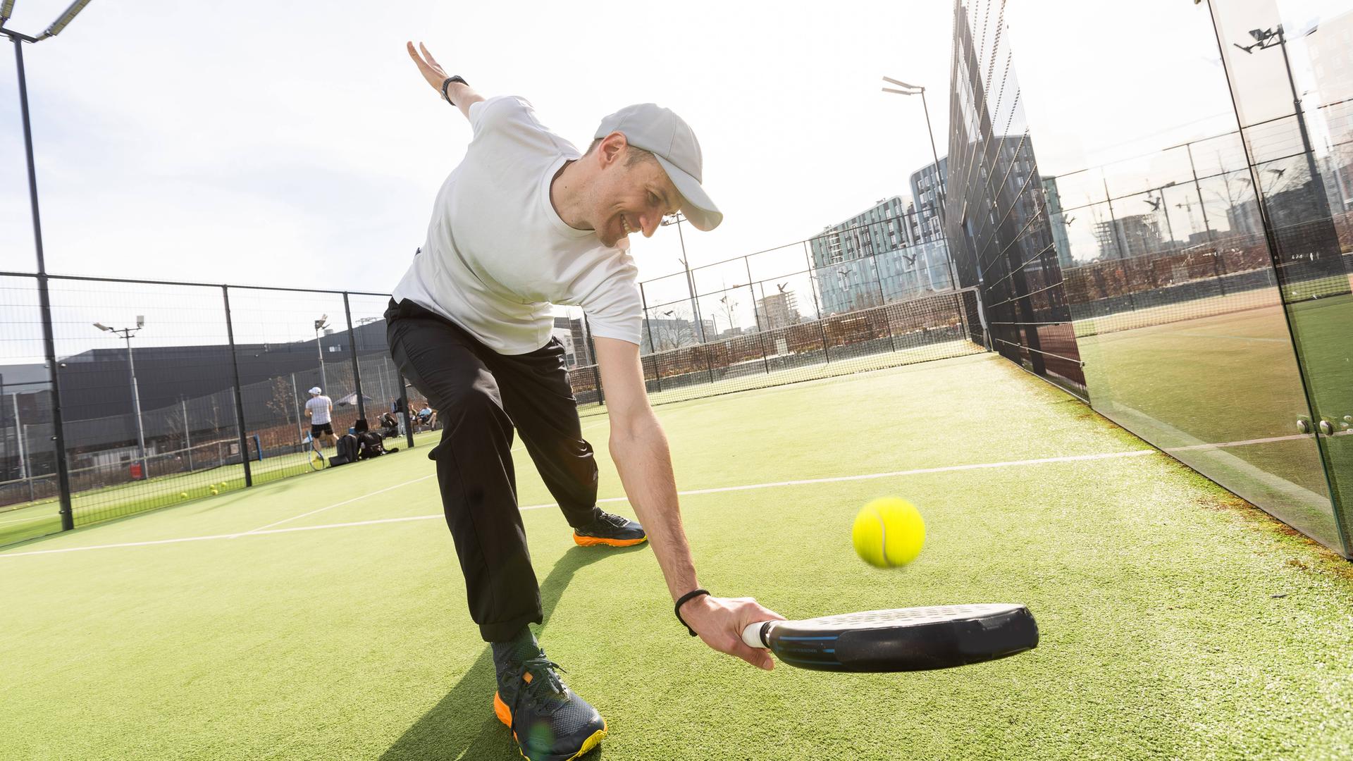 Ein Padelspieler mit Schläger und Ball