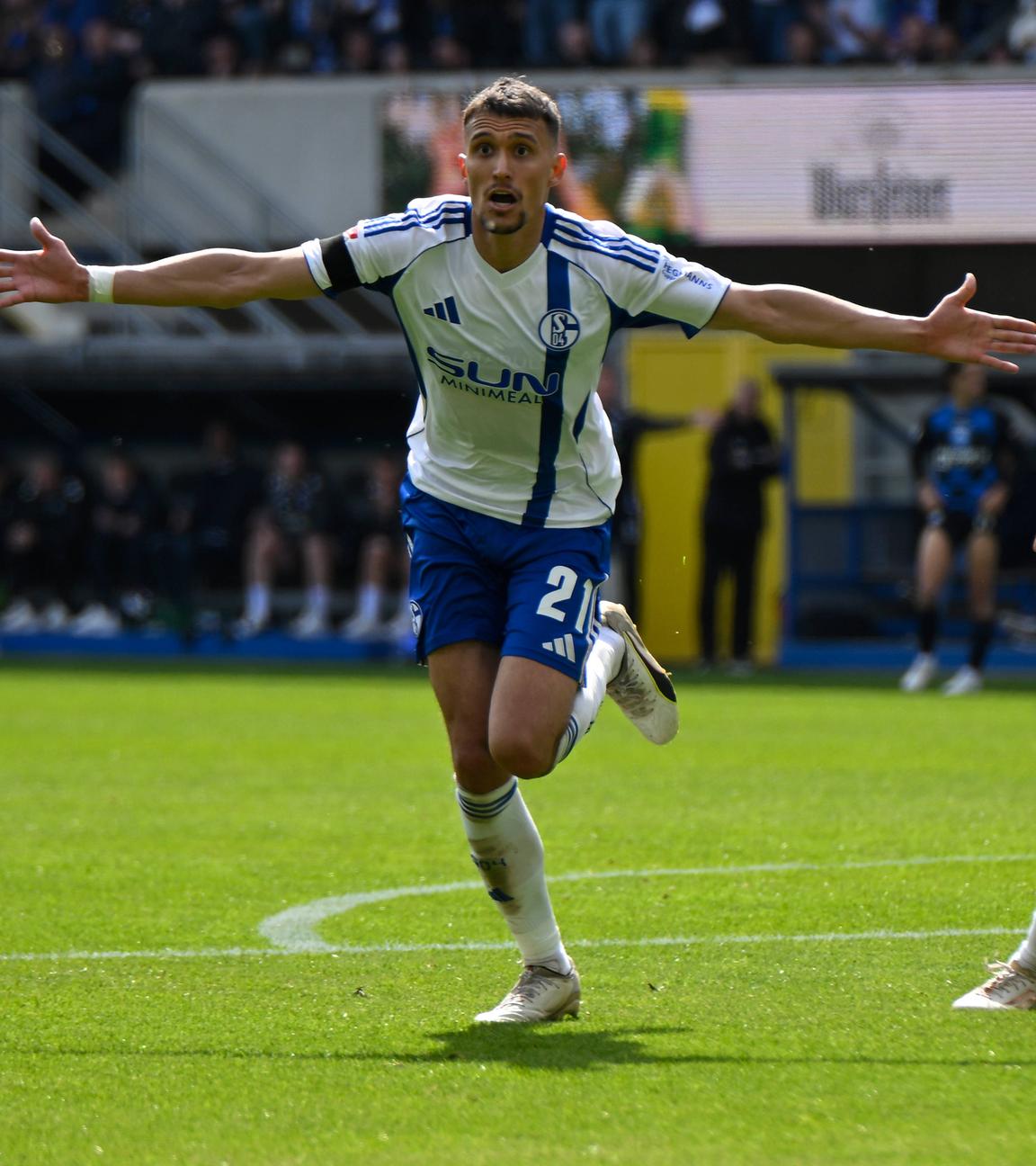 Schalkes Mittelfeldspieler Dejan Ljubičić jubelt über seinen Treffer zum 2:3 in der Zweitligapartie gegen den SC Paderborn