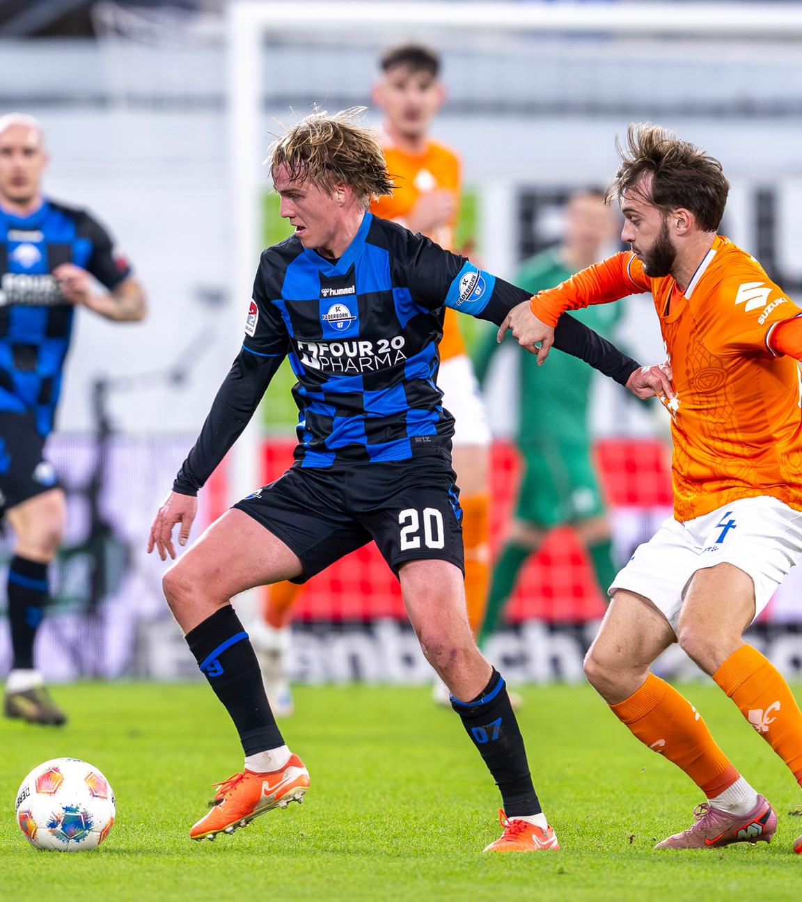 Fußball, 2. Bundesliga, SC Paderborn 07 - Darmstadt 98: Felix Götze (SC Paderborn 07 / links) und Killian Corredor kämpfen um den Ball. 