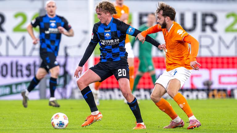 Fußball, 2. Bundesliga, SC Paderborn 07 - Darmstadt 98: Felix Götze (SC Paderborn 07 / links) und Killian Corredor kämpfen um den Ball. 