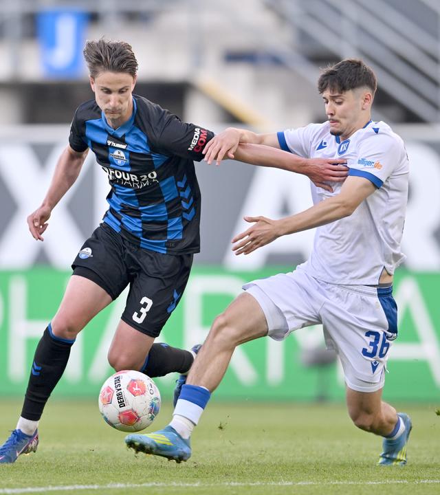 Paderborns Jonah Sticker (l.) und Karlsruhes Rafael Pinto Pedrosa kämpfen um den Ball.