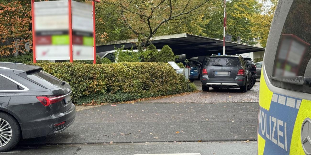 In Paderborn wird eine Schülerin von einem 25-Jährigen Mitschüler in der Sporthalle niedergestochen.