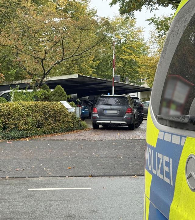 In Paderborn wird eine Schülerin von einem 25-Jährigen Mitschüler in der Sporthalle niedergestochen.