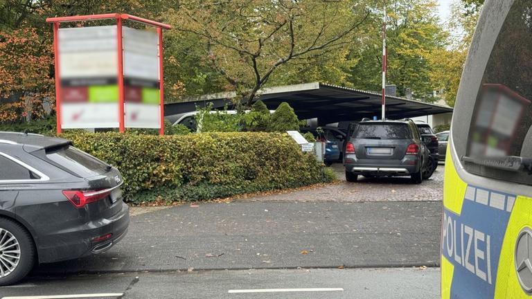 In Paderborn wird eine Schülerin von einem 25-Jährigen Mitschüler in der Sporthalle niedergestochen.