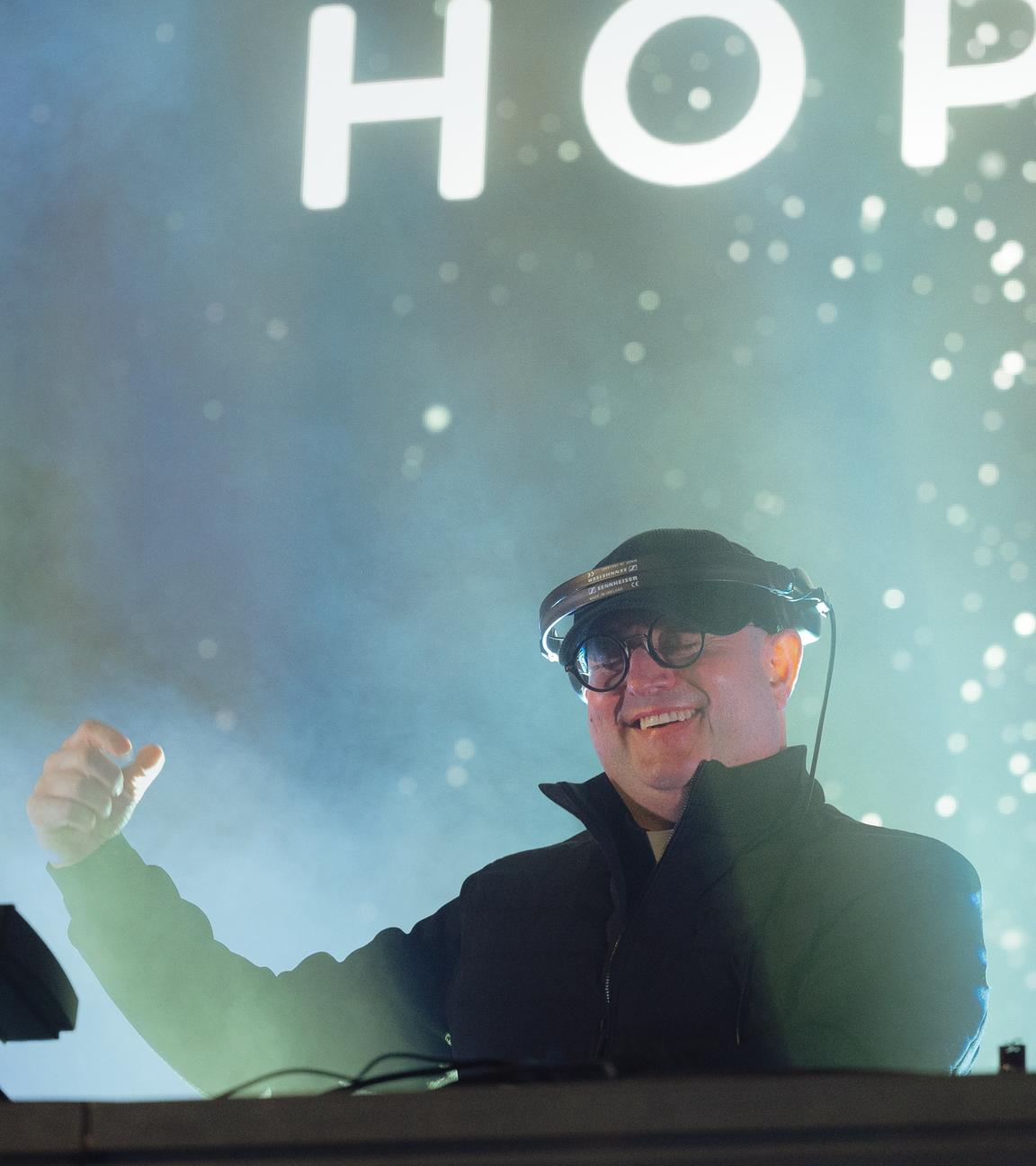 Padre Guilherme performt als DJ vor der St. Elisabeth Kathedrale in der Sowakai