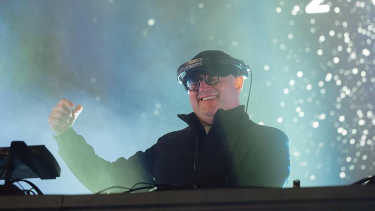 Padre Guilherme performt als DJ vor der St. Elisabeth Kathedrale in der Sowakai