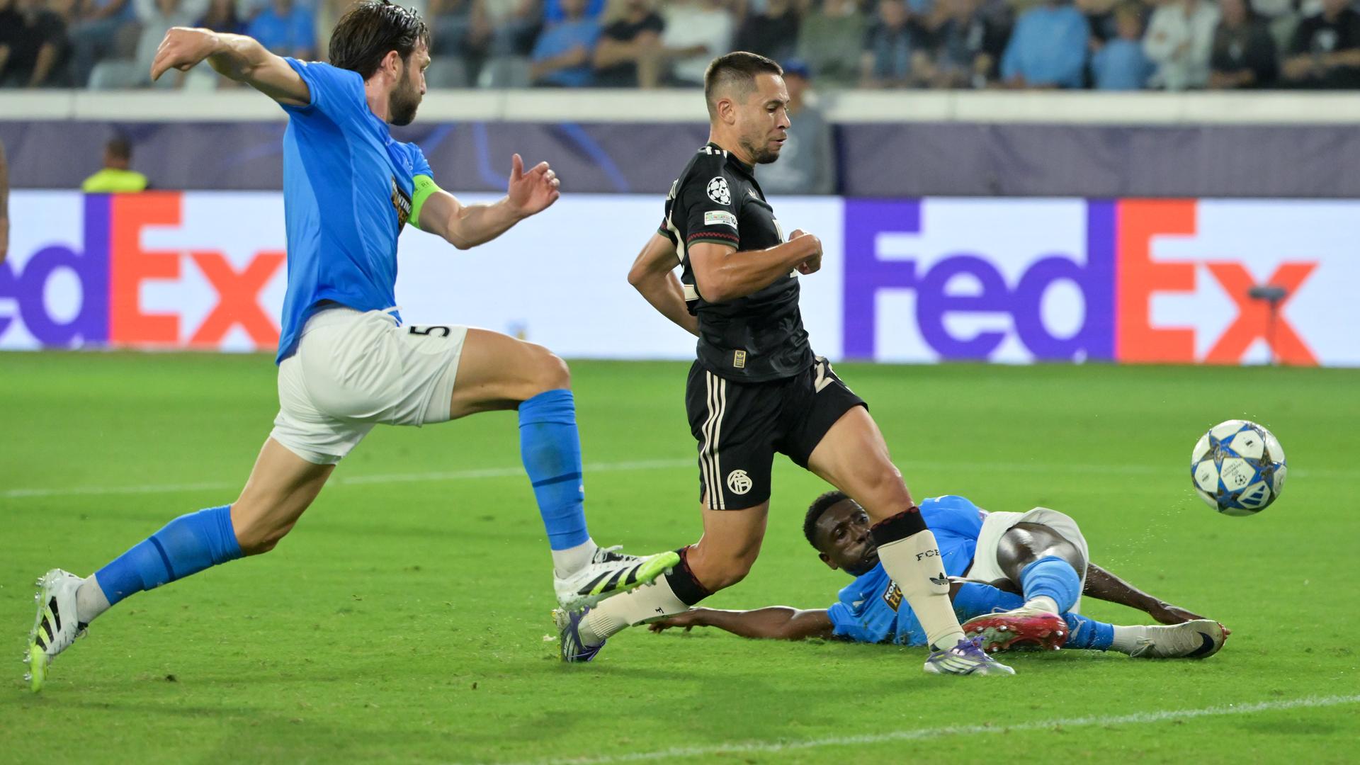Raphaël Guerreiro (Bayern München/(Mitte) erzielt das Tor zum 2:0.