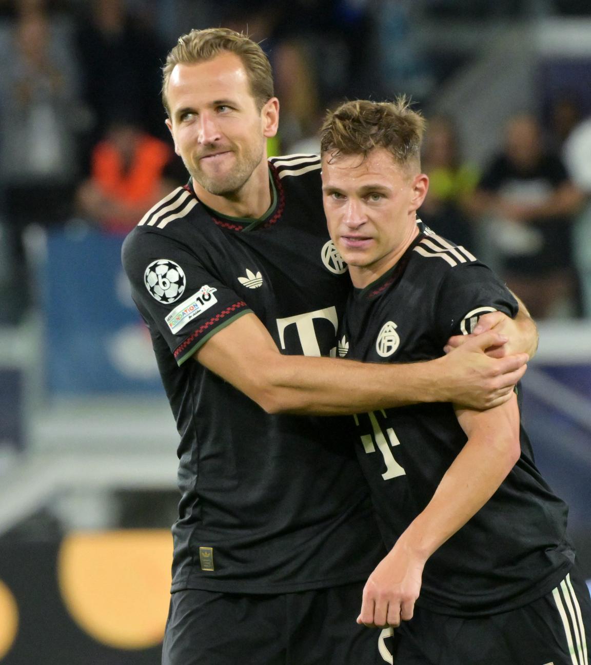 Pafos FC - FC Bayern München: Harry Kane umarmt Joshua Kimmich