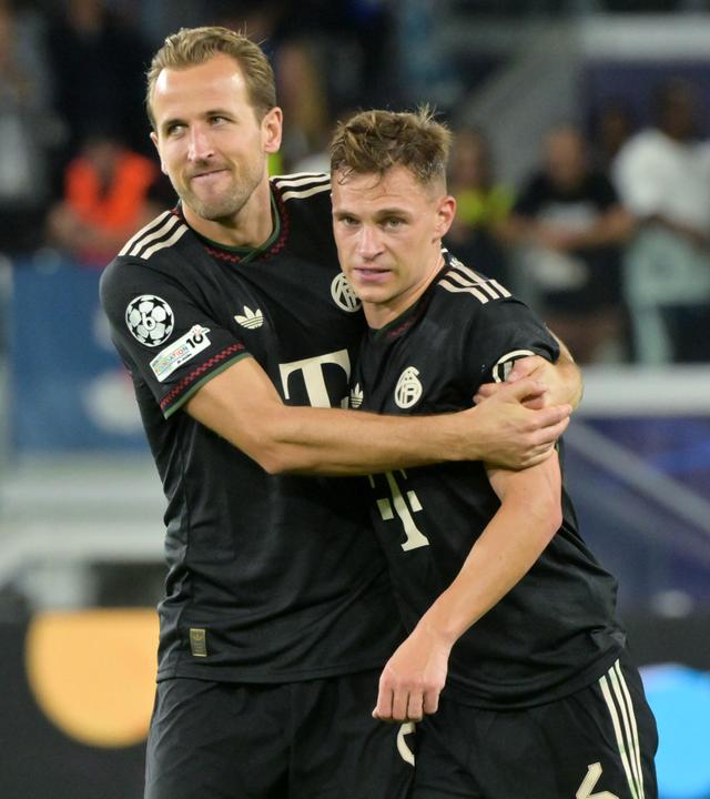 Pafos FC - FC Bayern München: Harry Kane umarmt Joshua Kimmich