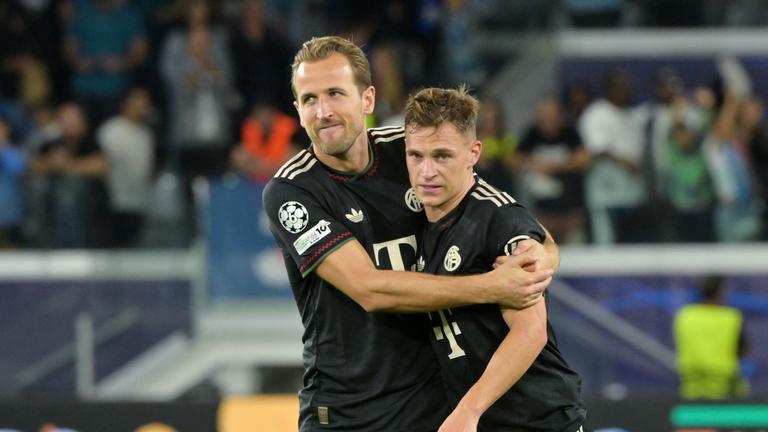 Pafos FC - FC Bayern München: Harry Kane umarmt Joshua Kimmich