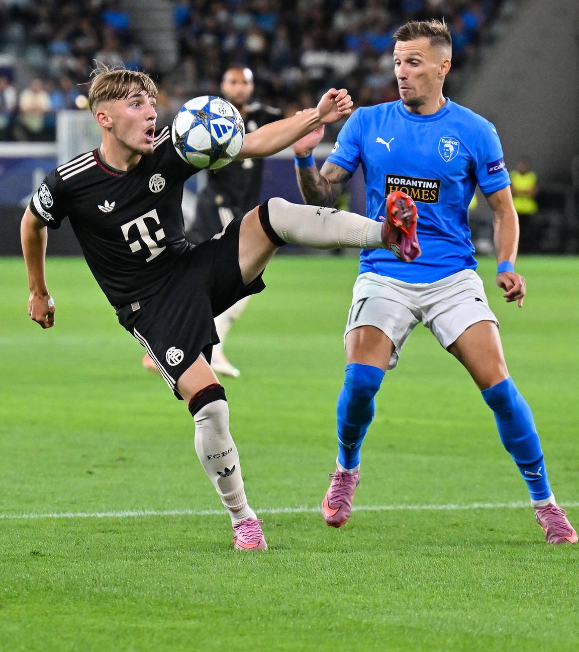 Lennart Karl bei der Ballannahme im Zweikampf Mislav Orsic.