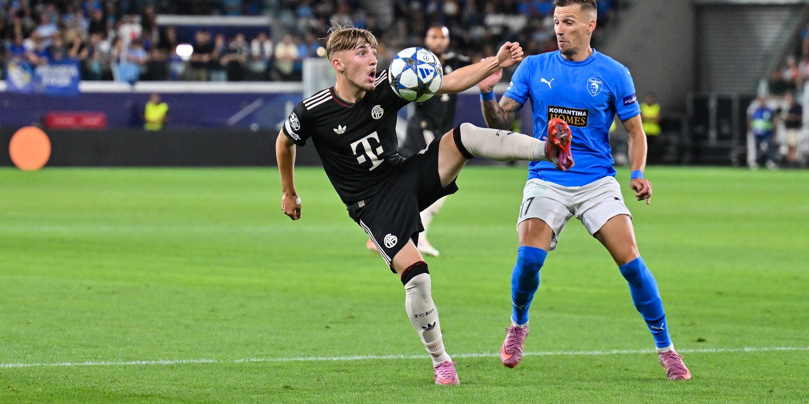 Lennart Karl bei der Ballannahme im Zweikampf mit Mislav Orsic.