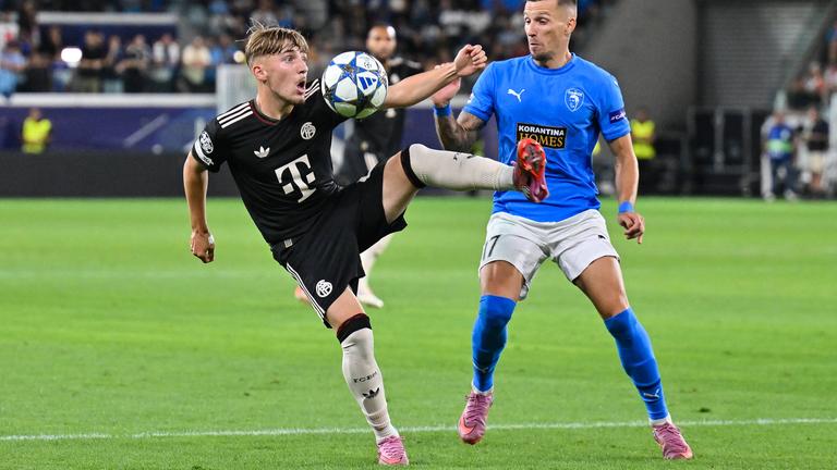 Lennart Karl bei der Ballannahme im Zweikampf mit Mislav Orsic.