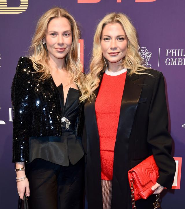Cheyenne und Valentina Pahde posieren gemeinsam vor Fotografen.