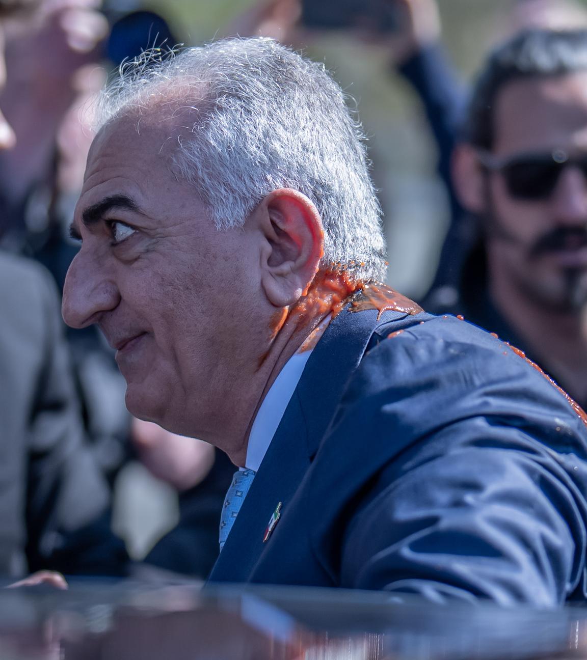 Bei seinem umstrittenen Besuch in Berlin ist Pahlavi mit einer Tomate abgeworfen worden.