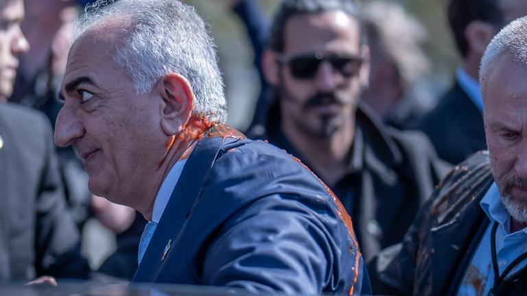 Bei seinem umstrittenen Besuch in Berlin ist Pahlavi mit einer Tomate abgeworfen worden.