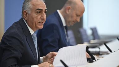 Reza Pahlavi, der im Exil lebende Sohn des ehemaligen iranischen Staatschefs Schah Mohammad Reza Pahlavi, hält eine Pressekonferenz im Bundeshaus für Presse in Berlin ab.
