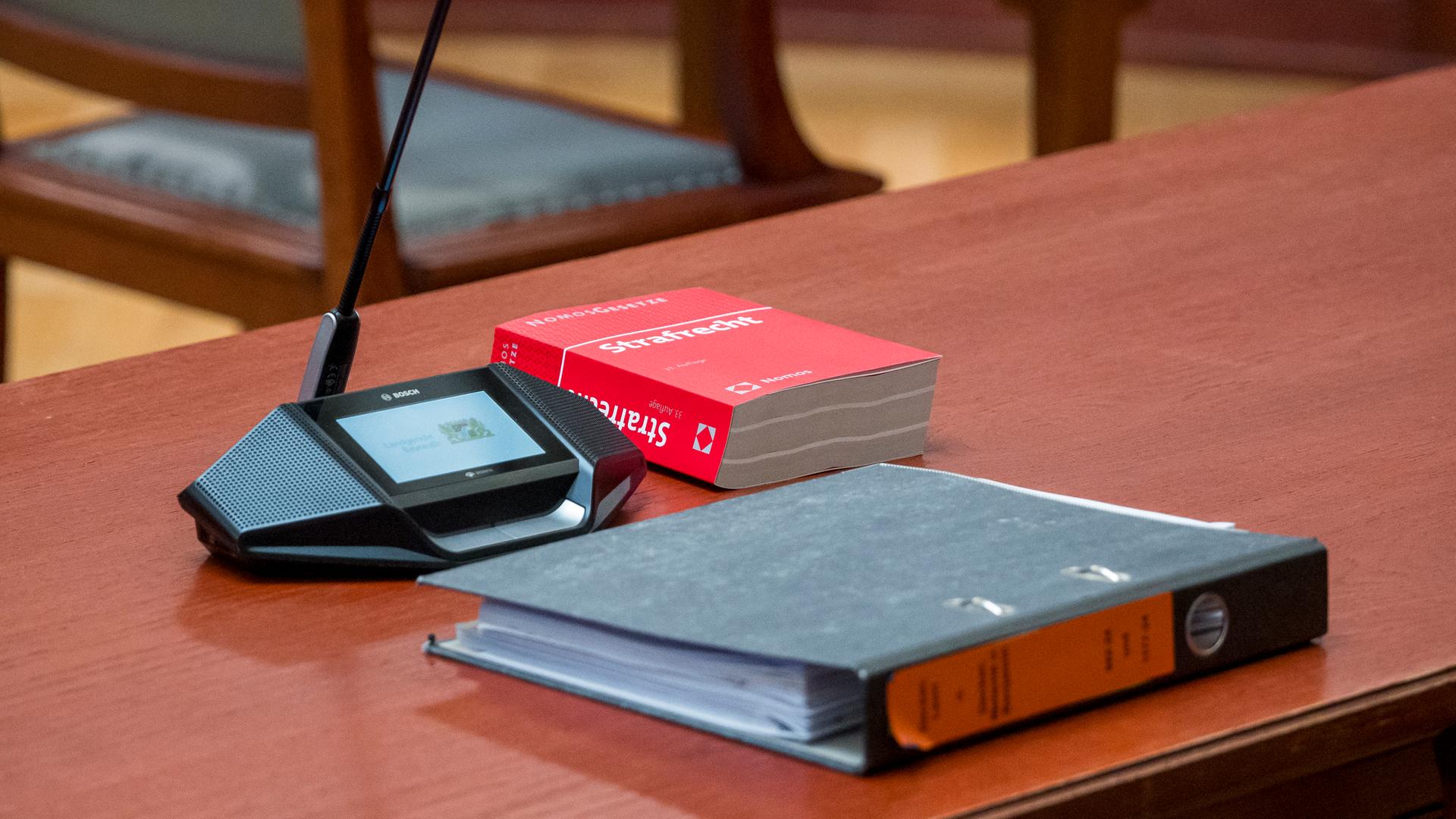 Tisch im Gerichtssaal bei Anhörung 