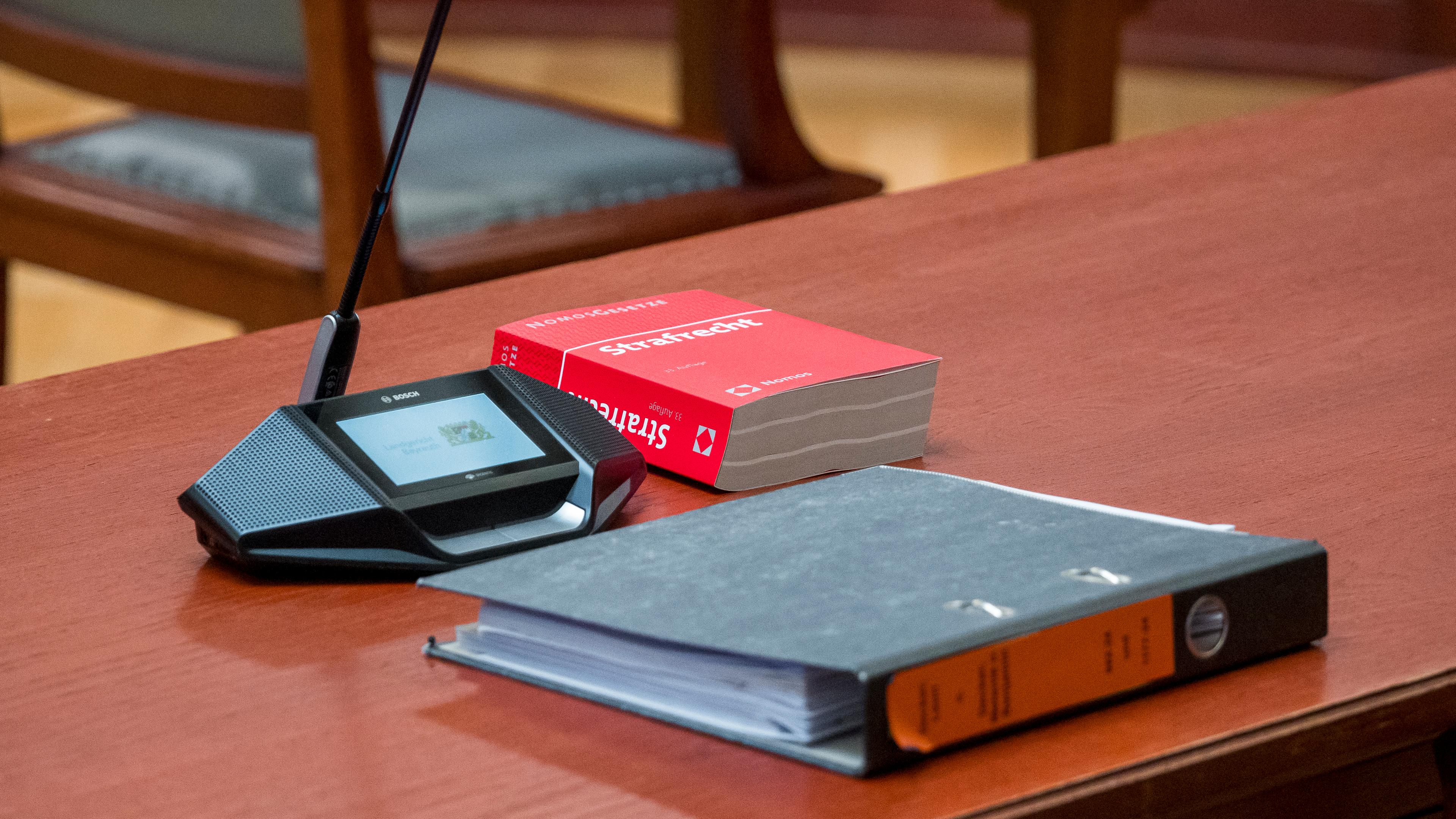 Tisch im Gerichtssaal bei Anhörung 