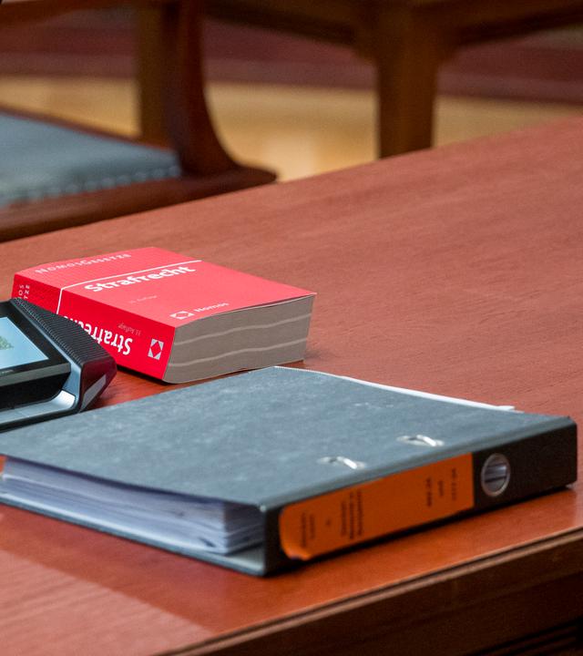 Tisch im Gerichtssaal bei Anhörung 