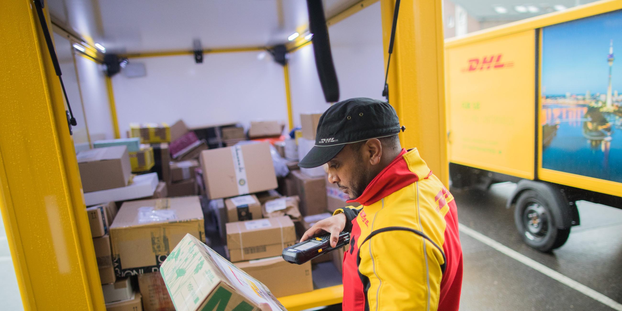 Paketbote scannt Pakete ein