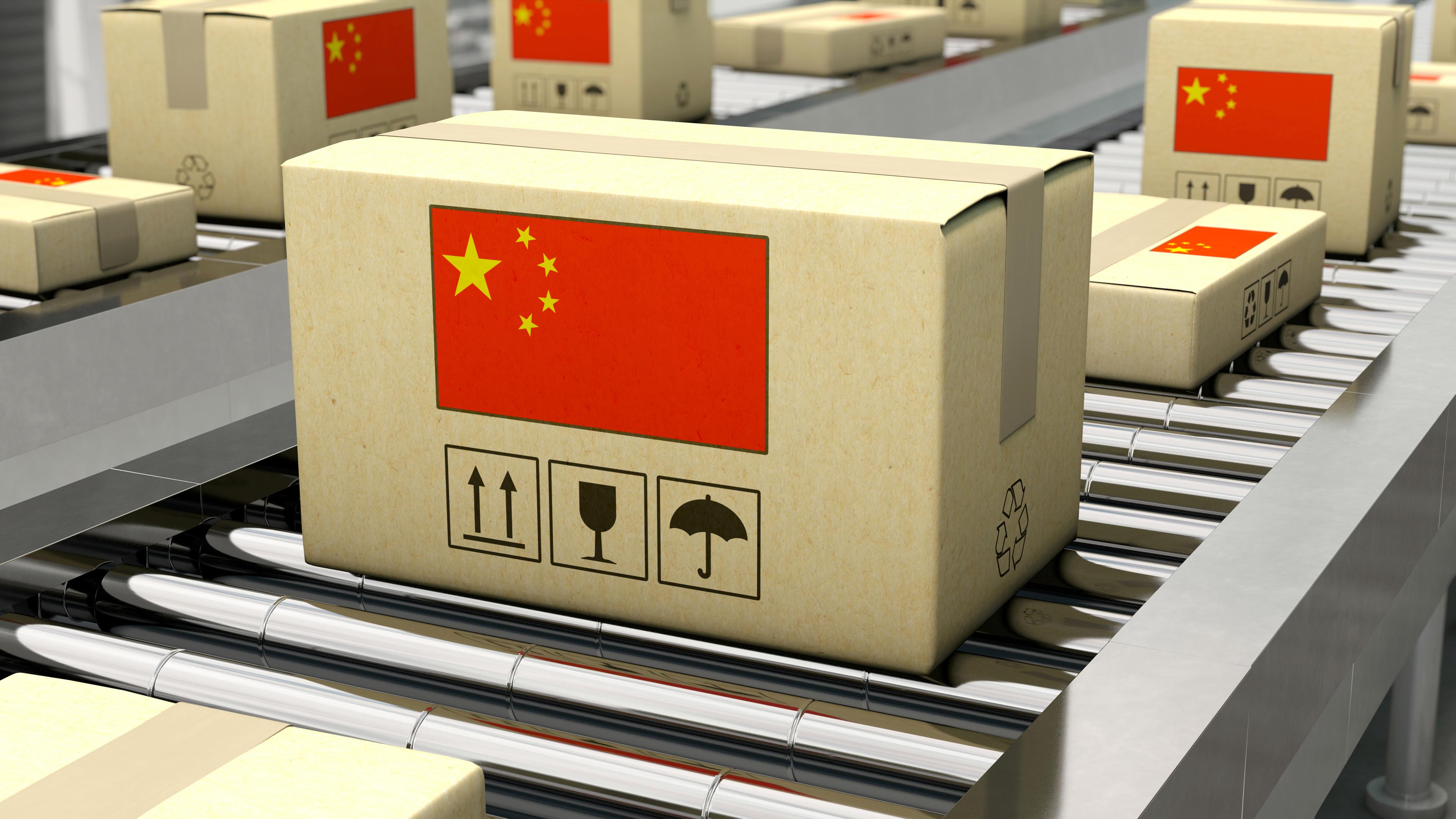 Pakete aus China auf Laufband