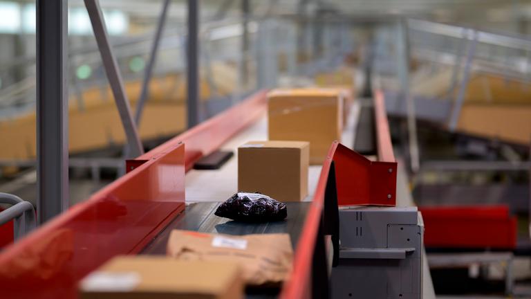 Blick auf eine Paketsortieranlage im DHL-Logistikzentrum, dem Zustellknotenpunkt der Deutsche Post DHL Group, am 17.06.2026 in Essen.