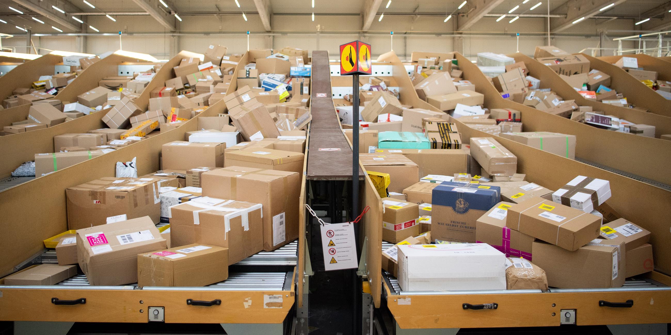 Viele Pakete liegen in einem Paketzentrum der DHL. (Archiv)