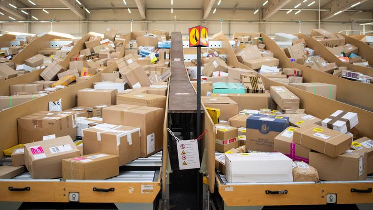 Viele Pakete liegen in einem Pakezentrum der DHL. (Archiv)
