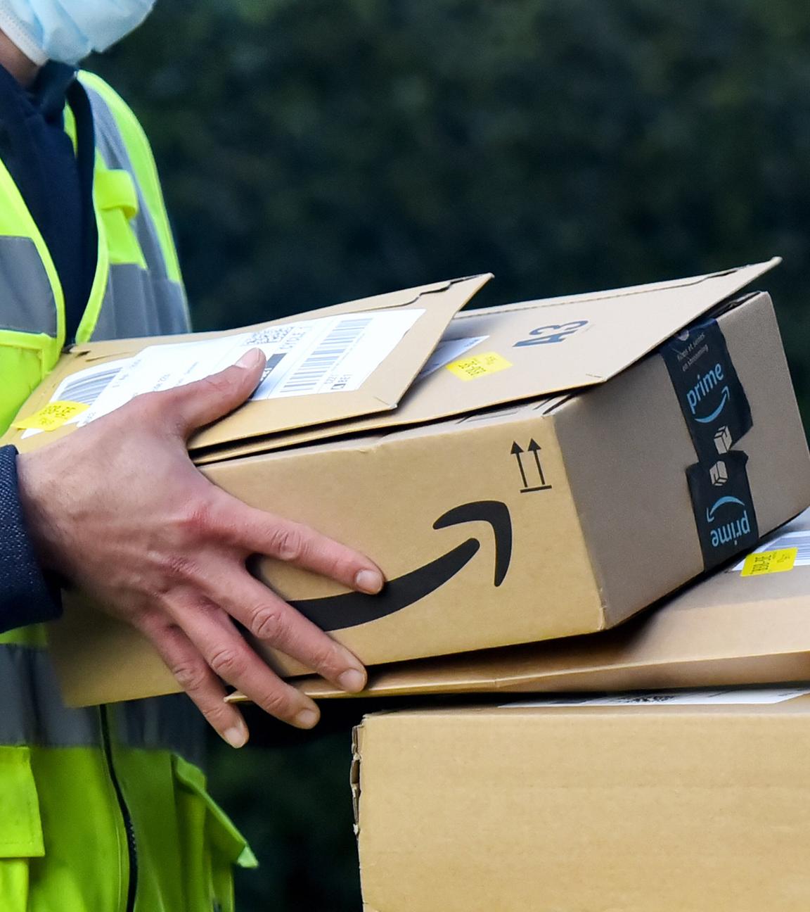 Mann trägt Amazonpakete aus