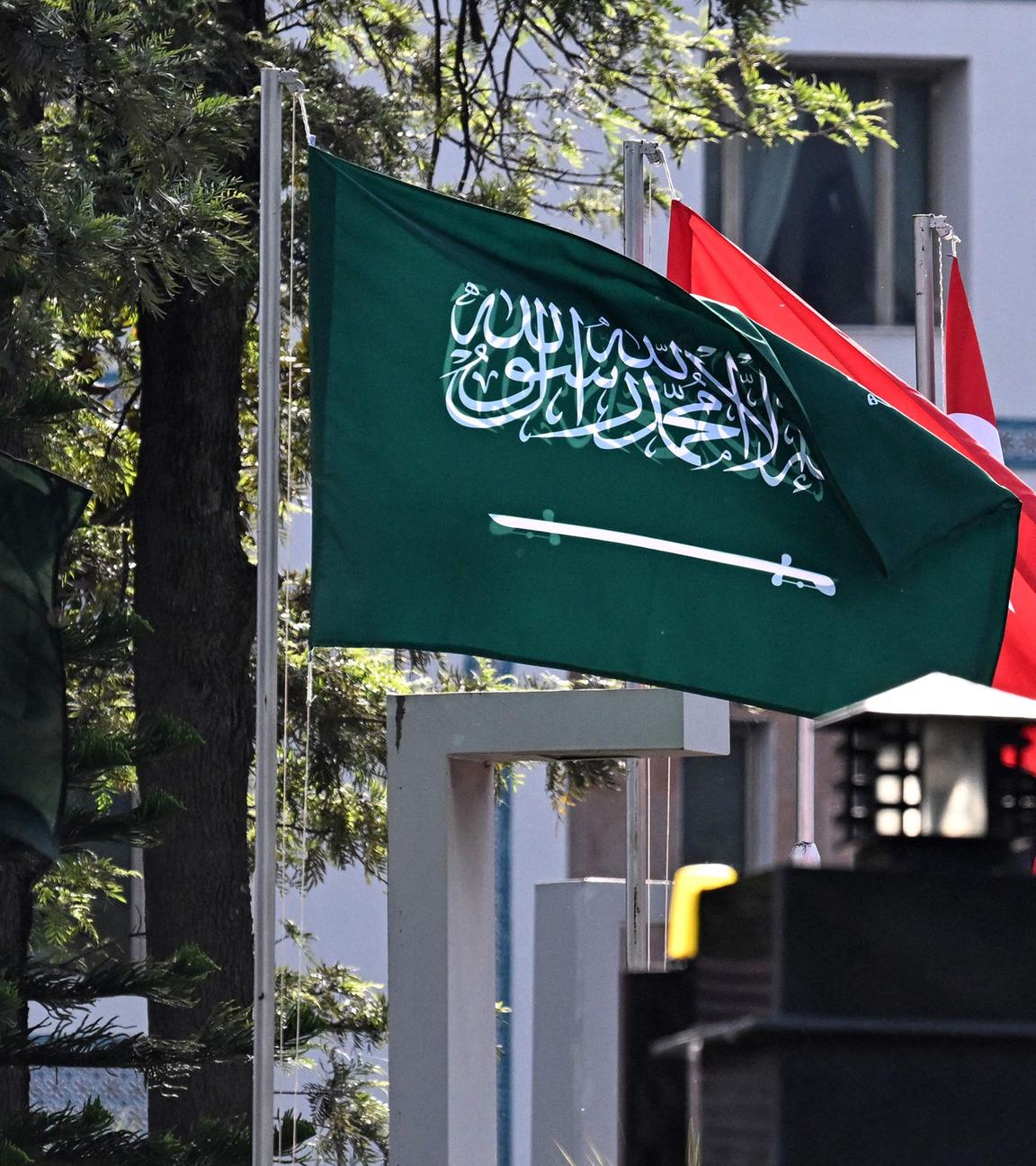 Die Außenminister Pakistans, Saudi-Arabiens, Ägyptens und der Türkei trafen sich heute zu Gesprächen über den Irankrieg. Pakistan dient als Vermittler zwischen den USA und Iran.