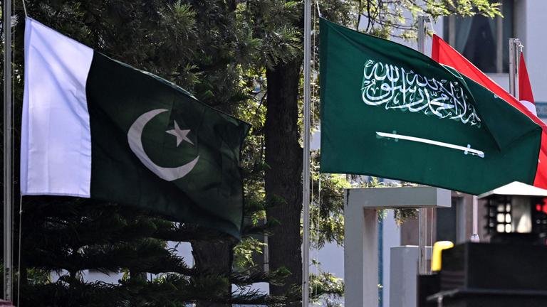 Die Außenminister Pakistans, Saudi-Arabiens, Ägyptens und der Türkei trafen sich heute zu Gesprächen über den Irankrieg. Pakistan dient als Vermittler zwischen den USA und Iran.