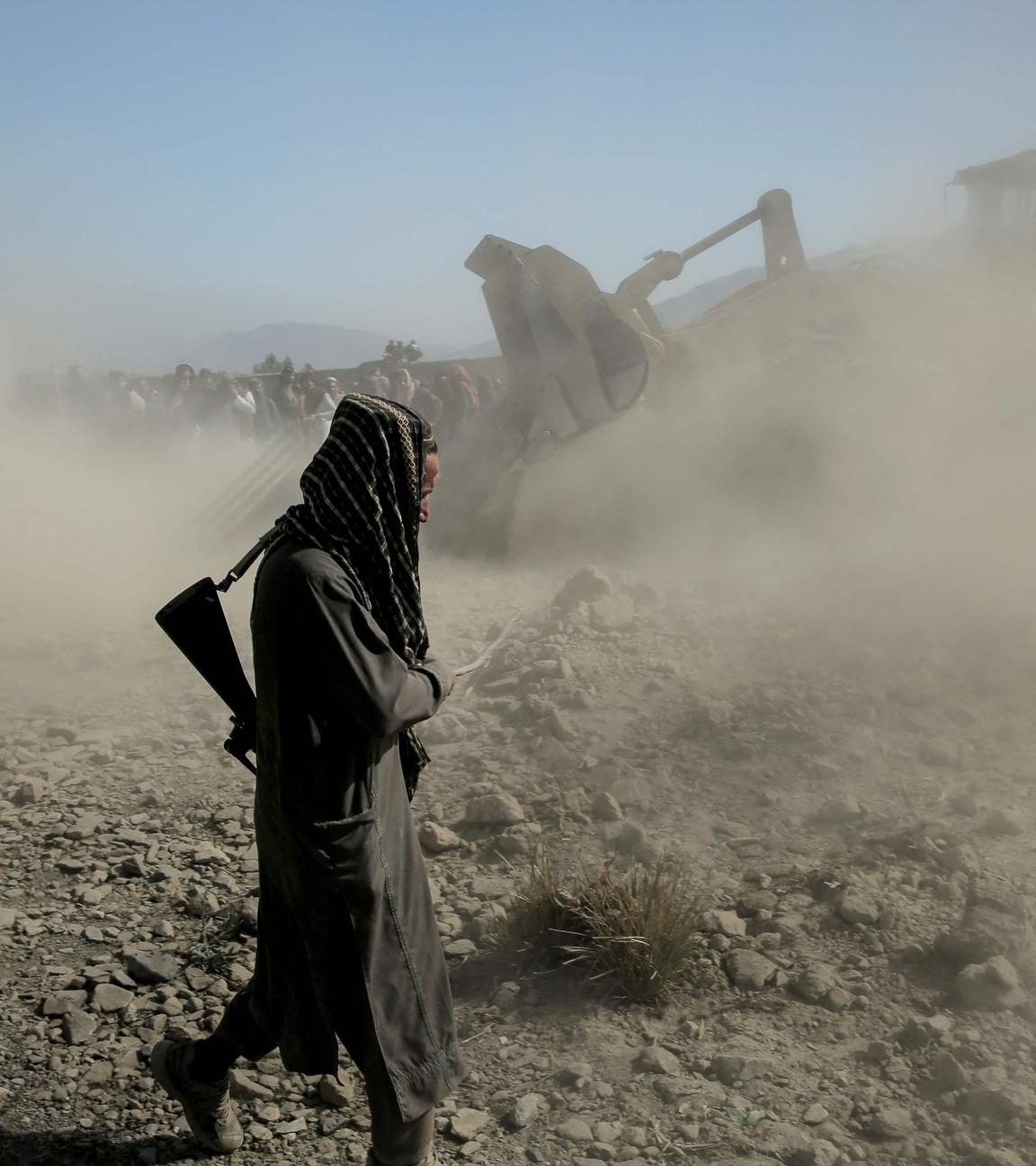 Ein Taliban-Kämpfer läuft durch Rauch nach einem Angriff von Pakistan im afghanischen Grenzgebiet.