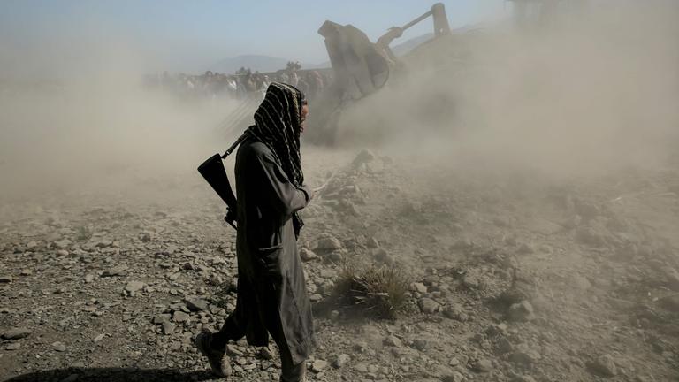 Ein Taliban-Kämpfer läuft durch Rauch nach einem Angriff von Pakistan im afghanischen Grenzgebiet.