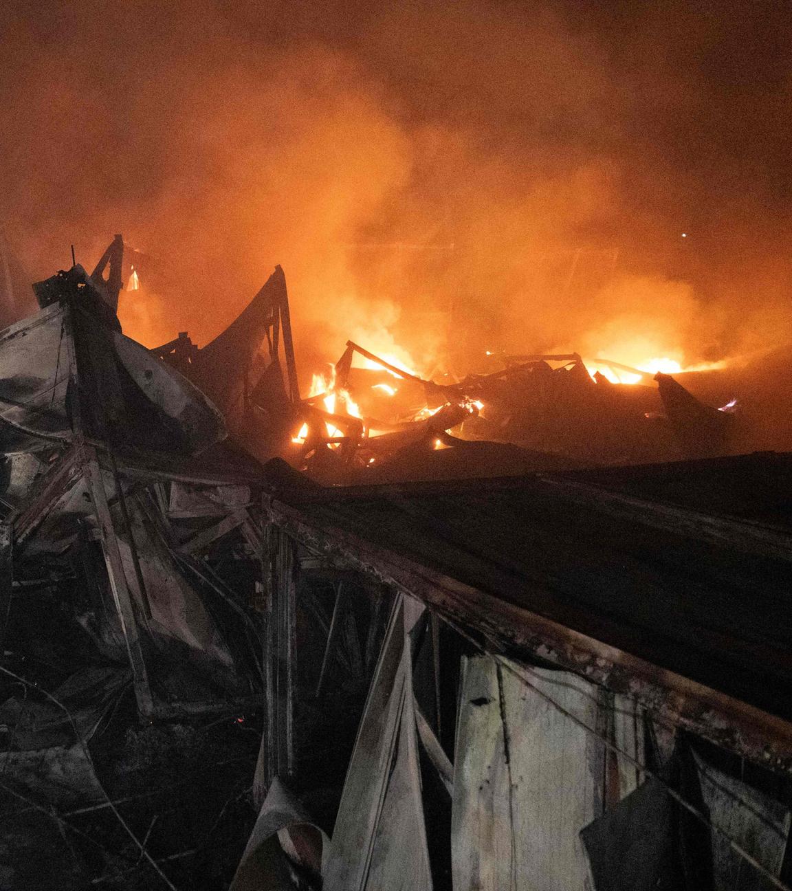 Feuerwehrleute und Talban-Kräfte versuchen ein Feuer in Kabul zu löschen nach einem mutmaßlichen Angriff aus Pakistan.