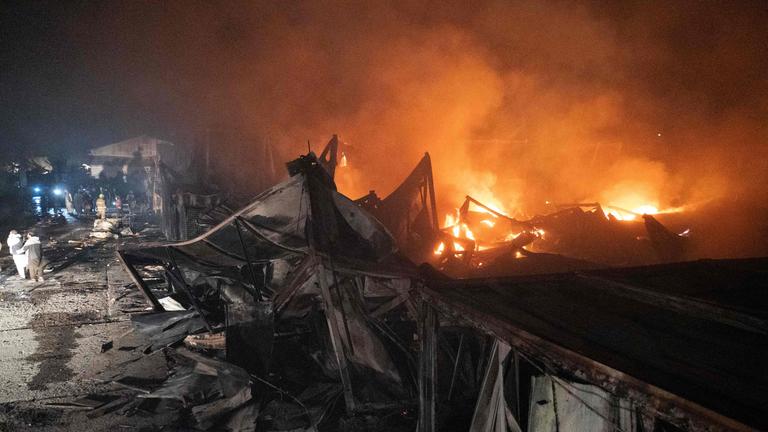 Feuerwehrleute und Talban-Kräfte versuchen ein Feuer in Kabul zu löschen nach einem mutmaßlichen Angriff aus Pakistan.