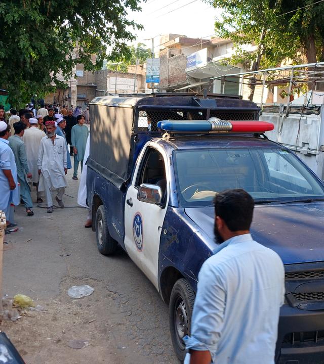 Pakistanische Sicherheitskräfte stehen in der Nähe des Ortes einer Bombenexplosion in einer Moschee im Bezirk Kohat, Pakistan.