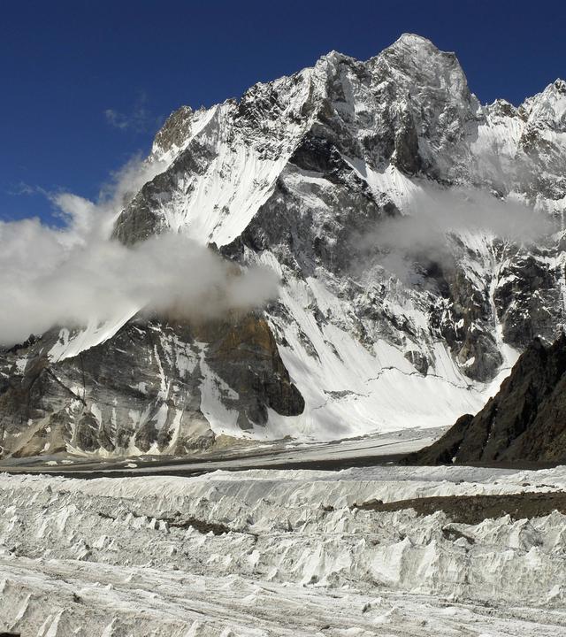 Blick auf den Godwin-Austen-Gletscher mit dem Broad Peak (8.051 m) im Hintergrund, Nationalpark Zentral-Karakorum, Pakistan, Juni 2007.