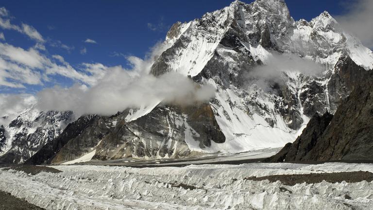 Blick auf den Godwin-Austen-Gletscher mit dem Broad Peak (8.051 m) im Hintergrund, Nationalpark Zentral-Karakorum, Pakistan, Juni 2007.